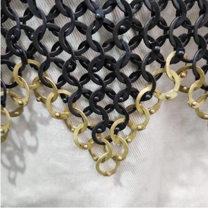 กระโปรงเหล็กถักแบบ Chainmail – เหล็กแบนขนาด 9 มม. ติดหมุดพร้อมขอบทองเหลืองลายซิกแซก - Product Image 3