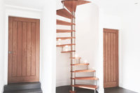 Escalier incurvé commercial pour restaurant avec garde-corps en poteaux, marches en marbre, taille de trou personnalisée, cadre en acier, prix économique
