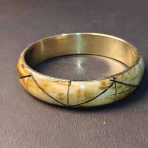 Bracelet en os sculpté à la main avec doublure intérieure en laiton – Motif chevron ethnique – Artisanat durable - Product Image 3