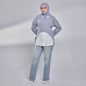 Chemisier contrastant Nelly bleu et blanc, fabriqué en Malaisie, design bicolore, haut modeste à manches longues, sans doublure, en poly-spandex. - Product Image 3
