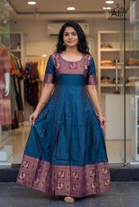 Kurti vert en soie longueur ras du sol avec bordure rouge doré, tenue traditionnelle indienne pour mariage, coupe ample pour femme, toutes saisons - Product Image 2
