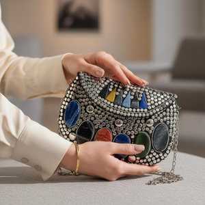 Sac à main de luxe fait main pour femme, orné de mosaïque florale artistique en métal et de perles, idéal pour les fêtes, les mariages et les voyages - Product Image 2