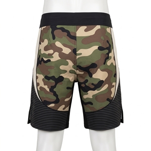 Shorts de combat MMA pour hommes, motif camouflage Woodland, avec empiècements latéraux rayés, fermeture auto-agrippante et cordon de serrage, logo personnalisé - Product Image 3