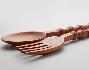 Ensemble cuillère et fourchette à salade en bois fait main, design traditionnel, couverts en bois naturel pour la cuisine, la salle à manger et la restauration - Product Image 3