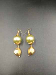 Pendientes de bola chapados en oro de latón con perlas naturales de Amaira Jewels, estilo vintage para ocasiones de fiesta de mujer - Product Image 1