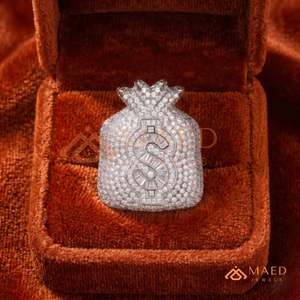 ผลงานชิ้นเอก "ถุงเงิน" – แหวนเงินประดับเพชรทรงบาแกตต์ MAED Jewels: ลายเซ็นถุงเงินทรงบาแกตต์สีเงิน - Product Image 2