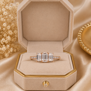 Bague en or 14 carats avec émeraude ronde et diamant créé en laboratoire |   Bague de fiançailles pavée de trois pierres |   Bijoux de Mariage de Luxe pour Femmes - Product Image 2