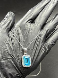 Colgante de cristal azul con corte esmeralda o topacio, colgante de plata 925, colgante con halo de diamantes, colgante delicado para regalos de cumpleaños para mujeres - Product Image 2