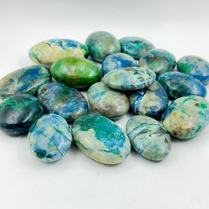 Chakralume Pierre de paume ovale naturelle Quantum Quattro sculptée à la main, en chrysocolle, cristal de guérison, énergie Reiki et méditation - Product Image 3