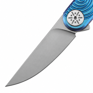 Couteaux pliants bleu argenté avec lame argentée satinée, motif en spirale bleu vif, manche en métal, pivot décoratif et portables et compacts - Product Image 3