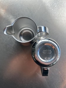 Jarra de Crema Metálica Minimalista para Servir Café y Bebidas - Product Image 3