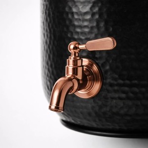 Distributeur d'eau en métal martelé noir avec robinet et couvercle en cuivre, design minimaliste, grande capacité, usage domestique - Product Image 4