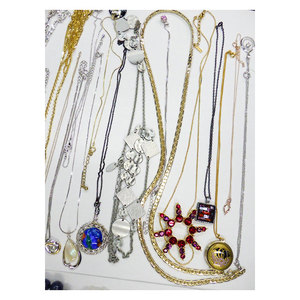 Lote Surtido de 50 Collares de China de Estilo Casual, de Segunda Mano, con un Encanto Inigualable y Precios Increíbles - Product Image 1