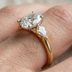 Bague à trois pierres en or massif 18 carats avec diamant ovale de 2,01 carats et diamant de laboratoire taille cerf-volant latérale, bijou raffiné pour mariage, fête et occasions spéciales, pour les amoureux - Product Image 2