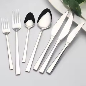 Elegante juego de cubiertos de metal, cuchara y tenedor, diseño moderno de acero inoxidable para servicio de buffet en restaurantes y hostelería. - Product Image 6