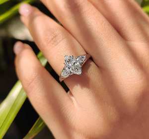 Bague de luxe en diamant taille marquise à trois pierres avec diamants latéraux en forme de poire, bijou raffiné pour fiançailles, mariage ou anniversaire, un chef-d'œuvre de joaillerie fine. - Product Image 2