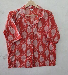 Conjunto de Pijama de Algodón Tejido con Estampado de Leopardo Rojo Vibrante y Elegante, Ropa de Dormir con Estampado de Flores, Camisa de Manga Corta con Cierre de Botones y Pantalones de Pijama - Product Image 3