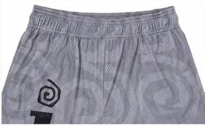 Shorts de basket-ball gris en maille pour hommes avec impression numéro 1, taille élastique mi-haute, respirants, séchage rapide, en polyester, shorts de sport formels - Product Image 3