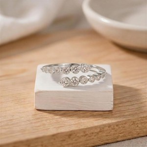 Anillo de Diamantes en Espiral de Primera Calidad, Cultivado en Laboratorio, Banda Redonda Dividida, Opciones en Platino y Oro, Estilo Minimalista para Novia o Aniversario, al Mejor Precio - Product Image 3