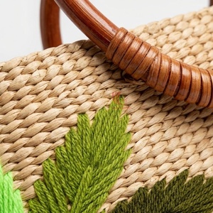 Bolso de mano de paja tejida con patrón de hojas bordadas, asas de madera, color beige, estilo casual para uso diario. - Product Image 3