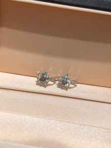 Pendientes de Plata 925 con Moissanita en Racimo y Diamantes Redondos, Joyería Fina para Compromiso, Regalo Encantador para Mujeres y Parejas - Product Image 3