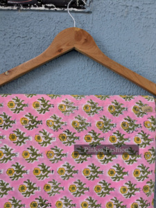 ผ้าพิมพ์ลายดอกไม้สีชมพูแบบแฮนด์บล็อก ขายเป็นหลา ผ้าฝ้ายแคมบริก 100% ลายพิมพ์จากเมืองชัยปุระ ประเทศอินเดีย เหมาะสำหรับชุดฤดูร้อนและการตัดเย็บ - Product Image 3