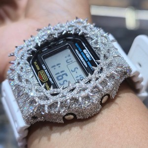 Reloj de Cuarzo Moissanite Personalizado con Incrustaciones de Diamantes, Esfera Cuadrada, Correa de Goma Digital de 20 mm, Resistente al Agua 20 Bar, Tono Plateado, Unisex - Product Image 6