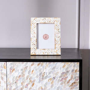 กรอบรูปตั้งโต๊ะทรงสี่เหลี่ยมผืนผ้าประดับมุกแท้ งานฝีมือ Bela Artisan ตกแต่งด้วยลวดลายหรูหรา สำหรับตกแต่งบ้าน - Product Image 3