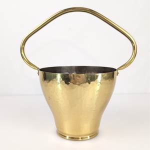 Classic polished brass ice bucket with strong handle perfect for <b>serving</b> ice cubes at events and gatherings - Product Image 2