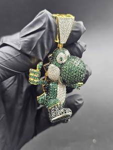 Colgante de Dinosaurio Yoshi Personalizado con Moissanita, Colgante de Personaje de Dibujos Animados en Dos Tonos, Colgante de Plata 925 con Incrustaciones de Diamantes, Colgante Hip Hop para Hombre - Product Image 4