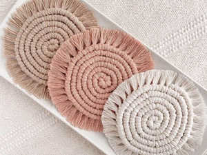 Sous-verres en macramé faits à la main, en corde de coton tressée avec pompon, style bohème, pour tasses et mugs, en provenance d'Inde. - Product Image 6
