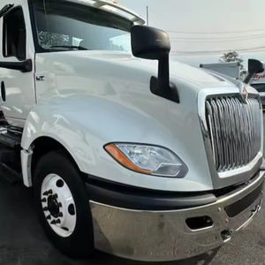 Cabeza tractora diésel motorizada para transporte por carretera con cabina cómoda para rutas logísticas extendidas, vehículo de transporte de contenedores - Product Image 2