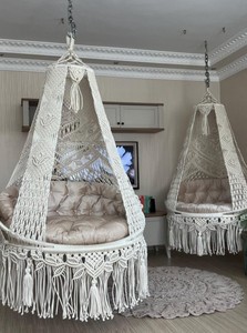 Fauteuil suspendu en macramé de luxe pour la maison ou le jardin, fabriqué en fil de coton beige, une balançoire saine et sans danger pour la santé. - Product Image 2