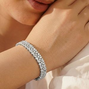 Brazalete Ancho de Diamantes de Lujo Clásico en Oro, Elaborado en Plata de Ley con un Diseño Elegante y Brillante, Regalo de Boda para Mujer - Product Image 3