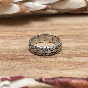 Bague large géométrique minimaliste en laiton pour homme, finition argent oxydé, motif texturé, vente en gros - Product Image 2