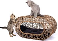 Comfortabele, kleine, zwarte rotanhol voor katten en honden om in te slapen, gemaakt van hout en bamboevezels.