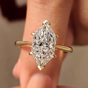 Elegante Anillo de Compromiso con Moissanita Corte Marquesa, Bañado en Oro, Anillo de Promesa para Mujer, Joyería Fina para Boda, Regalo - Product Image 1