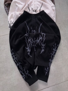 เสื้อฮีนลีย์ผ้าวาฟเฟิลสไตล์โกธิคขายดีที่สุด ทรงโอเวอร์ไซส์ แขนยาว พิมพ์ลายกราฟิกชนเผ่า ติดกระดุม แบบสวมใส่สบาย เหมาะสำหรับสตรีทแวร์ - Product Image 4