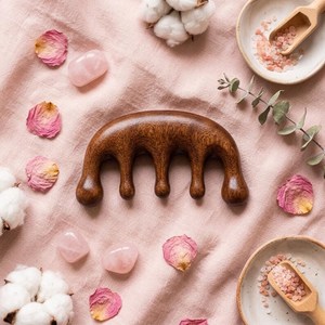 Peigne de massage en bois de santal naturel, 2 cm d'épaisseur, outil multi-usage Gua Sha et acupression pour le cuir chevelu et le cou - Product Image 1