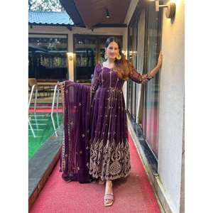 Vestido Anarkali de Diseñador para Mujer con Lentejuelas y Bordado, Elegante Conjunto de Traje - Product Image 4