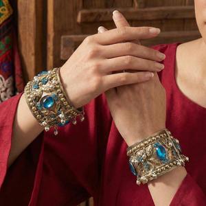 Bracelet classique afghan Kuchi avec anneaux métalliques entrelacés et pièces de monnaie traditionnelles gravées pour un style ethnique intemporel - Product Image 6