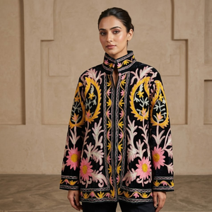 Blouson bomber en velours noir brodé |   Vêtement décontracté pour femme, jaune et rose, à motif floral, avec col montant et broderie, un chef-d'œuvre fait main - Product Image 2