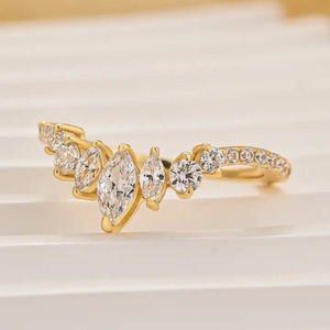 Élégante alliance de mariage en argent sterling 925 plaqué or jaune et blanc, sertie de moissanite vintage taille marquise et taille ronde, en forme de couronne - Product Image 2