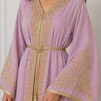 Vestido Kaftán Recto Color Rosa Pálido con Bordado Dorado, Estilo Marroquí de Lujo, Manga Larga, Prenda Modesta, Ecológica y Transpirable