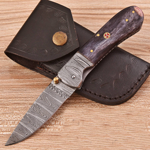 มีดพกทำมือเหล็กดามัสกัส ด้ามกระดูกย้อมสี ใบมีดแบบคลิปพอยต์ ระบบเปิดแบบสไลด์ ล็อคแบบไลเนอร์ล็อค สำหรับงานอุตสาหกรรม - Product Image 1