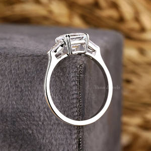 Vana Bijoux 1.50 CT Carré Asscher Cut Lab Grown Diamond Bague de fiançailles Platine Anniversaire Trilogie Côté Pierres IGI Certifié - Product Image 4