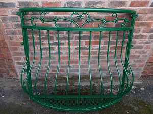 Rampe de balcon murale en fer forgé avec motifs décoratifs ; résistante à la rouille, facile à assembler et adaptée à une utilisation en extérieur. - Product Image 3