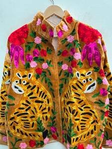 Veste en velours Suzani traditionnelle pour femmes, style bohème, veste courte ethnique d'hiver, pièce de vêtement unique faite à la main - Product Image 4