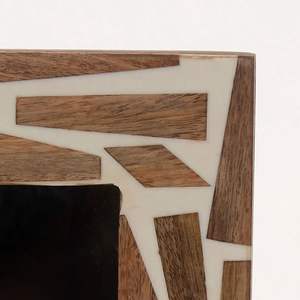 Marco de Fotos Minimalista de Resina con Diseño de Columna Acanalada, Hecho a Mano, para Montaje en Pared, Orientación Vertical - Product Image 1