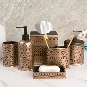 ชุดอุปกรณ์ห้องน้ำลายใบแปะก๊วย ทำจากทองเหลือง 6 ชิ้น พร้อมฐานไม้ ตกแต่งสีเงินและสีทอง รูปทรงสี่เหลี่ยม - Product Image 5